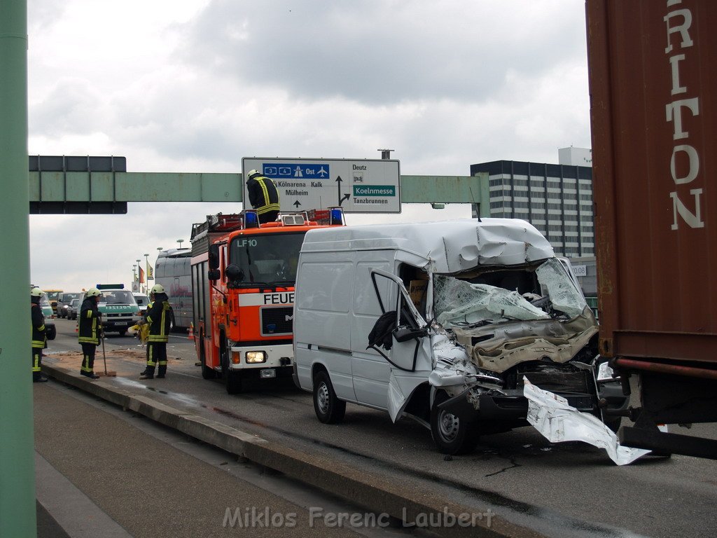 VU Transporter Lkw Zoobruecke Rich Koeln    P08.JPG